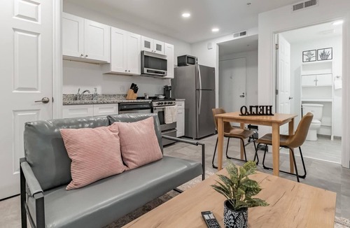 Cultural District Apartment | Frontdesk | Studio Apt close to Pittsburgh Zoo