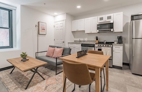 Cultural District Apartment | Frontdesk | Studio Apt close to Pittsburgh Zoo
