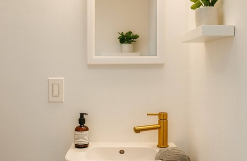 East Avenue Apartment | Fully equipped studio with fast WiFi and a dedicated workspace.