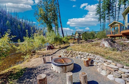 Vida House | Fully rebuilt riverfront home with deck, fireplace, & W/D - dog-friendly