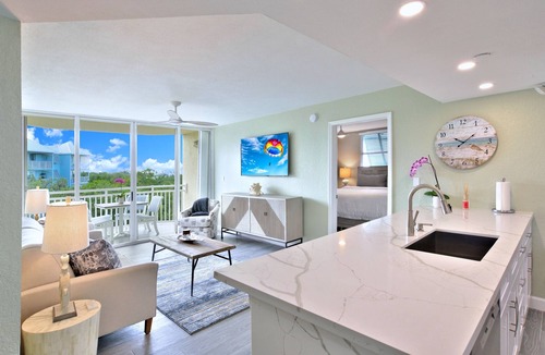 Key West Condo | Fully renovated Condo with Private Balcony, Shared Pool, Hot Tub and Parking