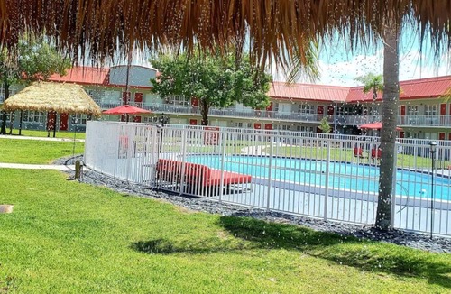 Vero Beach House | Fun Days Ahead! 3 Pet-friendly Units w/ FREE Bfast & Parking, Outdoor Pool!