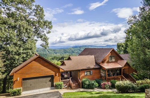 Murphy Cabin | Game Rooms + Views: Spacious Mtn Cabin in Murphy!