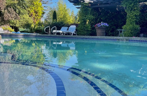 Surrey Apartment | Games Studio Suite + shared Pool & Hot Tub