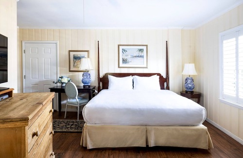 South Rehoboth Hotel | Garden-View King Room | Spacious Sitting Area