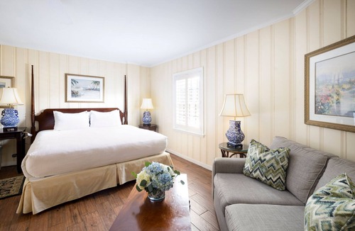 South Rehoboth Hotel | Garden-View King Room | Spacious Sitting Area