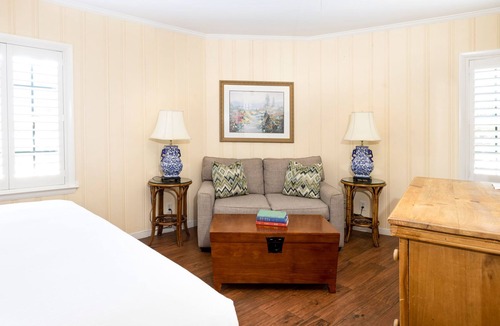 South Rehoboth Hotel | Garden-View King Room | Spacious Sitting Area