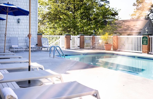 South Rehoboth Hotel | Garden-View King Room | Spacious Sitting Area