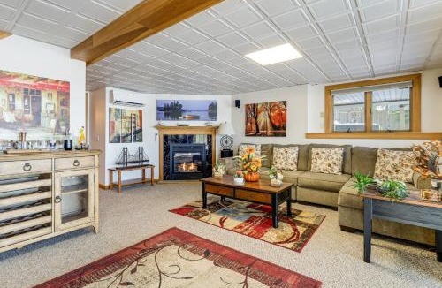 Dedham House | Gateway to Acadia! Green Lake Home w/Hot Tub