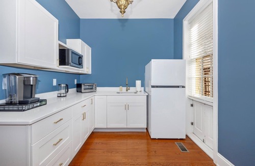Downtown Apartment | Gilded Age Getaway: Sleeps 6, free garage parking