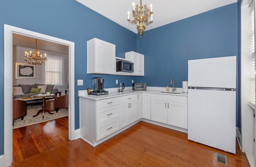 Downtown Apartment | Gilded Age Getaway: Sleeps 6, free garage parking