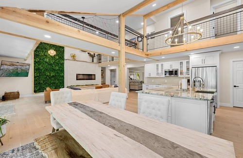 Berlin House | Golfer & Beach Paradise! 5 bedroom home-Ping Pong Table-EV Charger-Wild Horses!