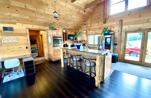 Harrisonville Cabin | Gorgeous Log Cabin with breathtaking views