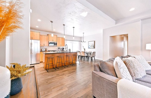 Meridian House | Gorgeous & Secluded Meridian Getaway - Clean, Spacious, Great Central Boise Area