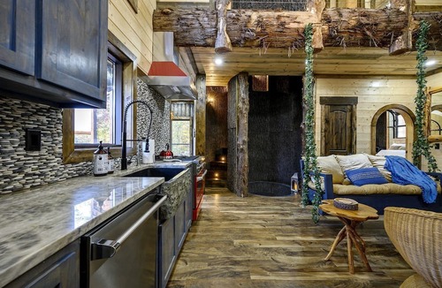 Broken Bow Cabin | Gorgeous Tree House with Hot-tub in Broken Bow, Oklahoma