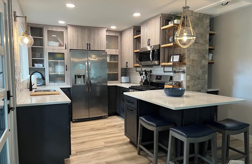 South Haven House | Great North Side Location.Walk to Beach and Downtown.4 King Beds!