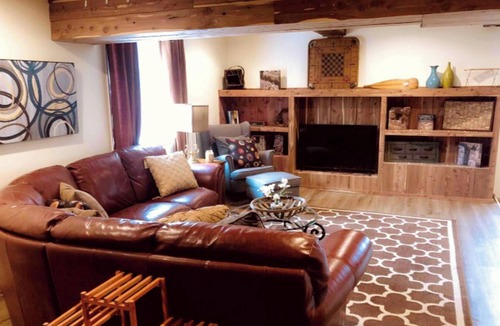 Strasburg Cabin | Great views, hike onsite, work remotely, huge smart TVs & hot-tub