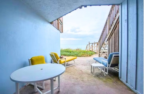 Floridana Beach House | Ground Floor Direct Oceanfront House W/Private Patio and Steps to Beach Access 🌊