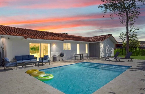Fontainebleau House | Heated Pool 6BR/3BA Family Fun
