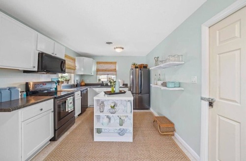 Historic Downtown Melbourne House | Heated Pool, Walk Downtown - Palm Paradise
