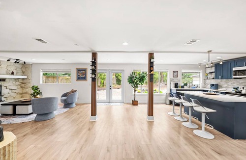 Southside House | Hidden Gem- 3500+SQFT Home- Mins to everything!