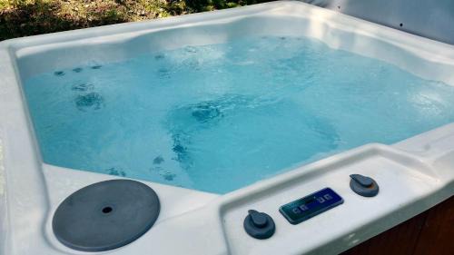 Stanley House | High Ridge Cabin with Hot Tub, Starlink Wi-Fi & Whole-House Generator
