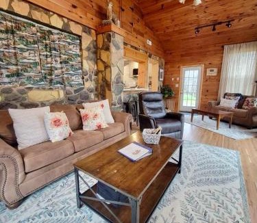 Stanley House | High Ridge Cabin with Hot Tub, Starlink Wi-Fi & Whole-House Generator