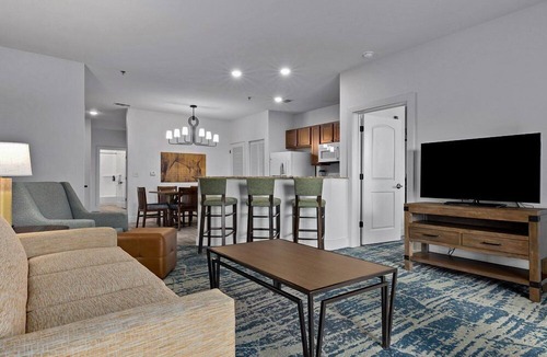 Ingram Resort | Hill Country | Group Nature Retreat | Pool + Trails | 3BR Sleeps 10
