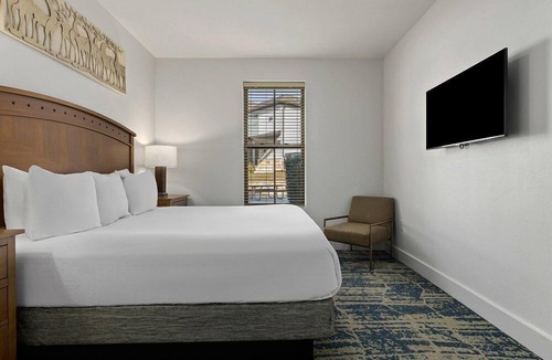 Ingram Resort | Hill Country | Group Nature Retreat | Pool + Trails | 3BR Sleeps 10