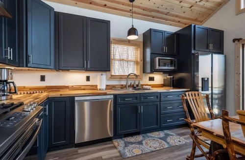 McHenry Cabin | Hilltop Hideaway, Sleeps 7, Hot tub, fire pit, and EV Charger!