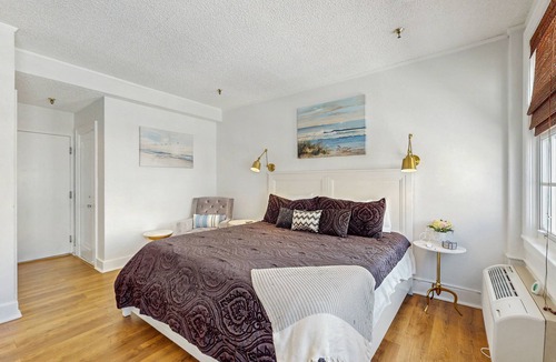 Palm Beach Hotel | Historic hotel studio 2 blocks from beach with on-site pool and veranda