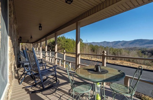 Blairsville Cabin | Historic Souther Country Inn - 11 BR Lodge Perfect for Get Togethers!