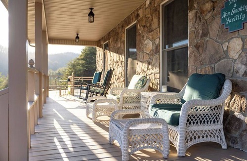 Blairsville Cabin | Historic Souther Country Inn - 11 BR Lodge Perfect for Get Togethers!