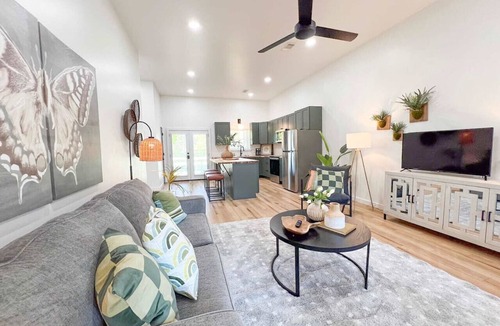 Mountain View Apartment | Homebase~ A Modern Apt close to Court Square