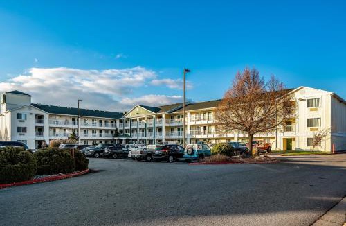 Spokane Valley Hotel | HomeTowne Studios by Red Roof Spokane - Valley