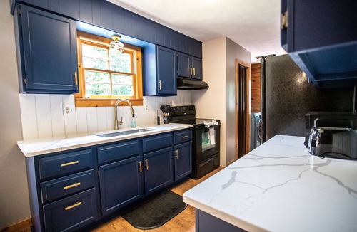 New Market Cabin | Honeysuckle Hideaway Cabin with hot tub and king bed! Family friendly.