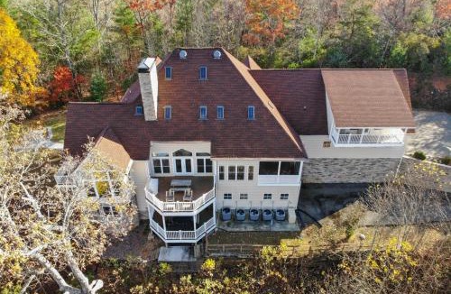 Blairsville House | Hot Tub, Arcade & Casino! Blue Ridge Mtn Mansion