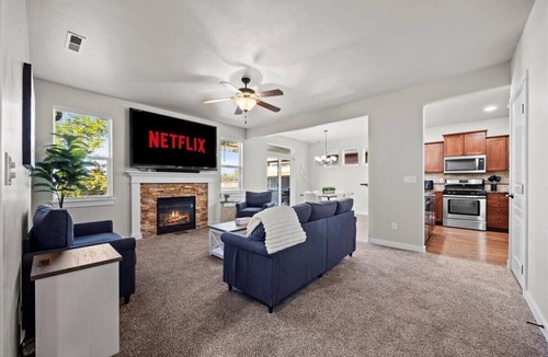 Southwest Ada County Alliance House | Hot Tub-Backyard-King-Parking-300Mbps