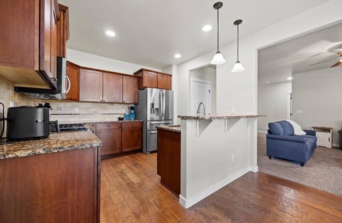 Southwest Ada County Alliance House | Hot Tub-Backyard-King-Parking-300Mbps
