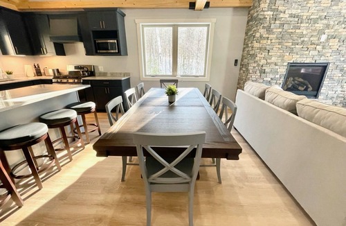 Bartlett House | Hot Tub, Fire Pit, Sports Club, EV Charger
