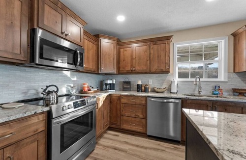 Omaha House | Hot Tub-Firepit-Bunkroom near Cricket Creek Marina