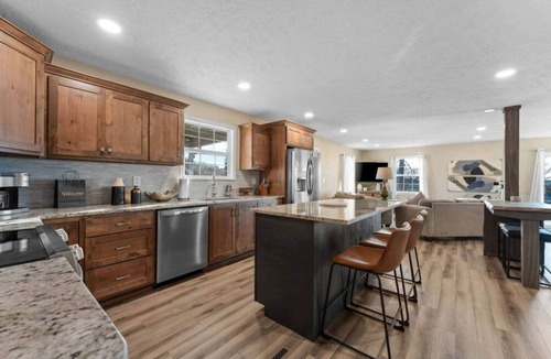 Omaha House | Hot Tub-Firepit-Bunkroom near Cricket Creek Marina