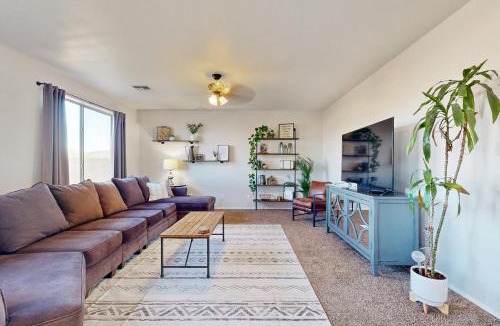 Laveen Village House | Hot Tub & Game Room: Poolside Paradise in Phoenix!