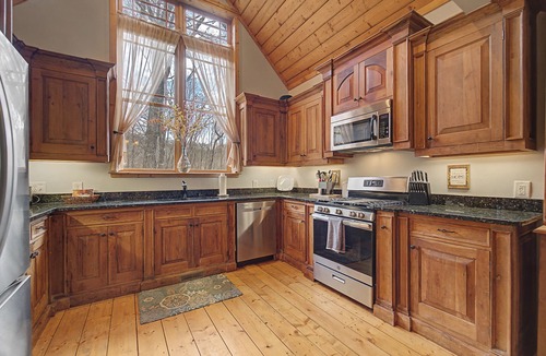 Franklin Cottage | Hot Tub, Pool Table! Luxury Log Cabin in Franklin