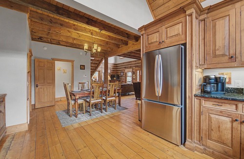 Franklin Cottage | Hot Tub, Pool Table! Luxury Log Cabin in Franklin
