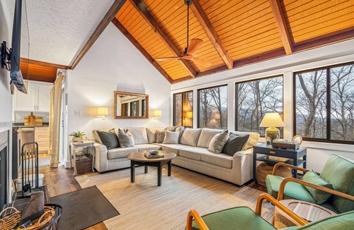 Wintergreen Cottage | Hot Tub! Walk 2 min to Ski or Hike, 2 Firepits! Pet Friendly! 5 Star Hosts!