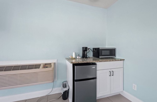 Fort Pierce Hotel | Hotel Room with Balcony- King Bed #1