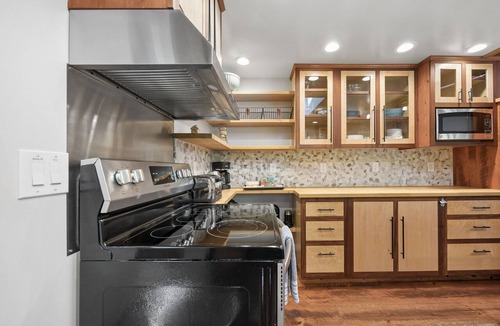 Marmot House | Howard's Hideaway Riverfront Pet Friendly Cabin