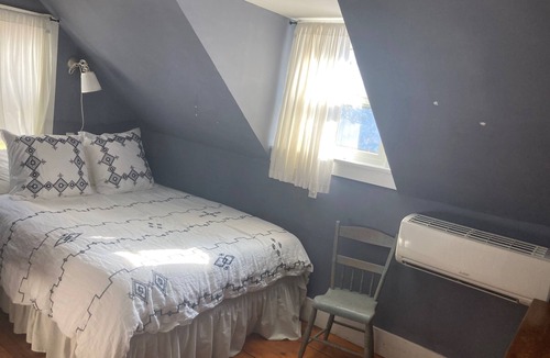 Coxsackie House | Hudson Riverfront 1830 Farmhouse Cottage W/Beach, Canoe & Kayaks