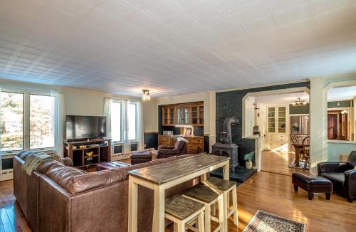 Buckfield House | Huge Farmhouse Estate on South Pond with Extreme Privacy: Host Weddings